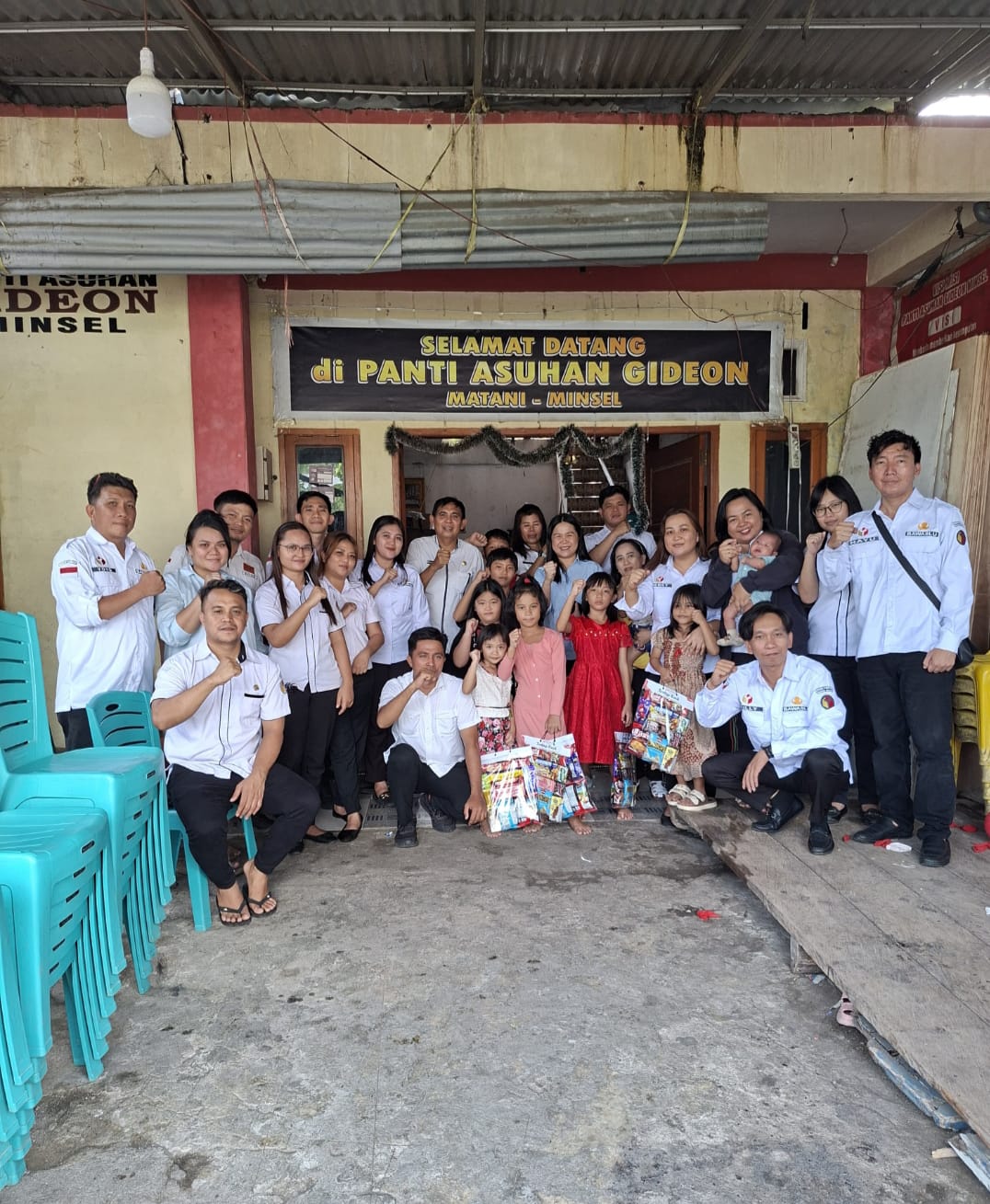 Kegiatan Bawaslu Kabupaten Minahasa Selatan bersama anak-anak Panti Asuhan Gideon dalam kunjungan sosial dan berbagi kasih.