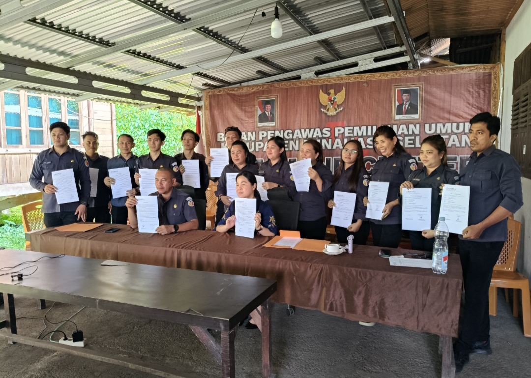 Jajaran Bawaslu Kabupaten Minahasa Selatan mengikuti kegiatan penandatanganan Pakta Integritas dan Perjanjian Kinerja Tahun 2026 secara daring melalui Zoom di ruang kantor.