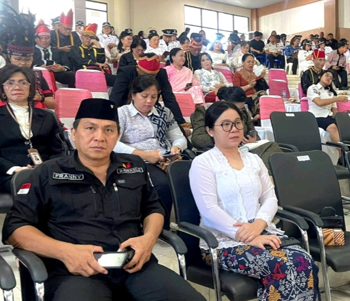 Ketua Bawaslu Kabupaten Minahasa Selatan Eva J. G. Keintjem, M.Pd., M.A.P., bersama Anggota Bawaslu Alfred T. Franny Keintjem, S.H., menghadiri Rapat Paripurna DPRD Kabupaten Minahasa Selatan 