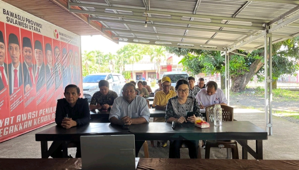 Ketua Bawaslu Minsel dan Anggota serta Perwakilan Parpol mengikuti kegiatan Diskusi Publik Penguatan Demokrasi