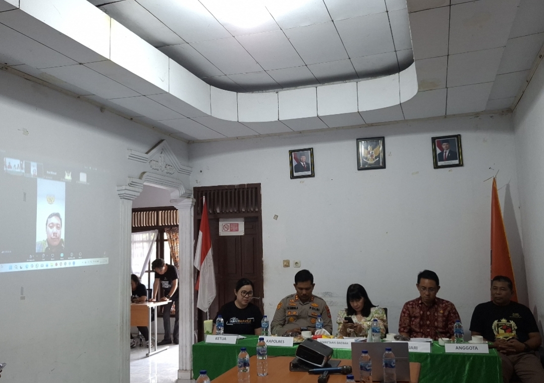 Bawaslu Minsel dan sejumlah pihak Mendengarkan Paparan secara Daring dari Ketua Bawaslu Sulawesi Utara