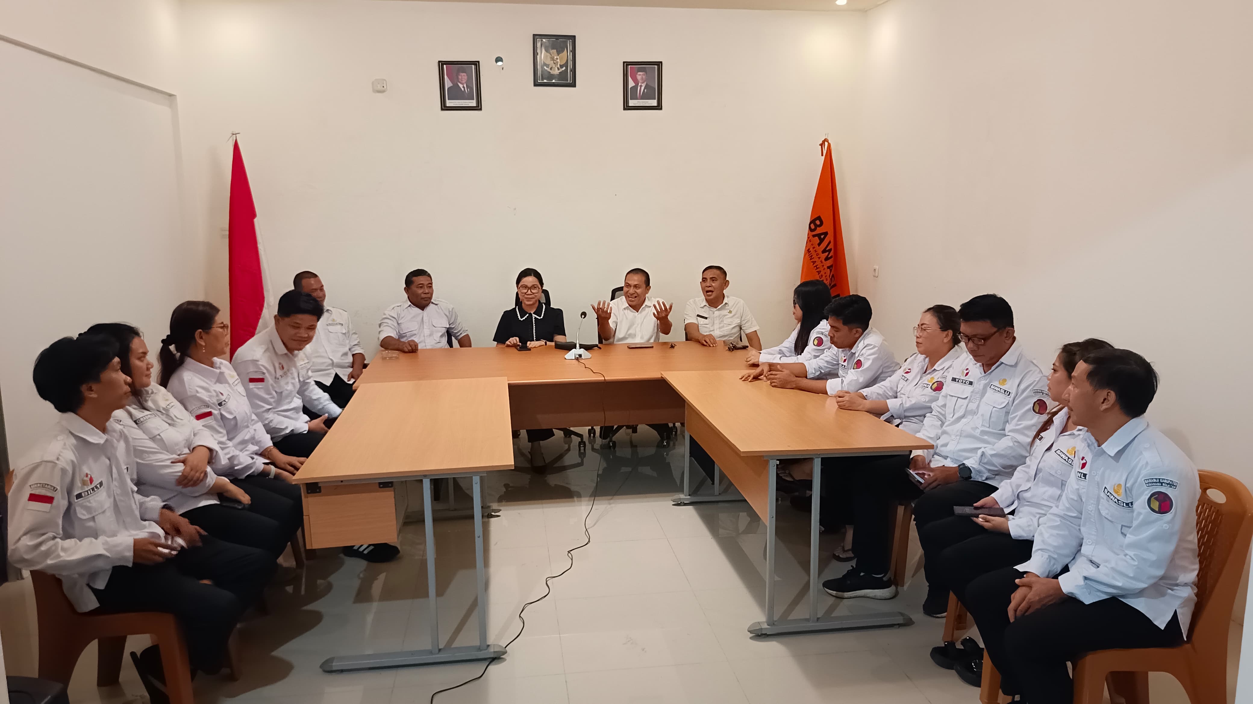 Rapat pimpinan dan staf Bawaslu Kabupaten Minahasa Selatan 