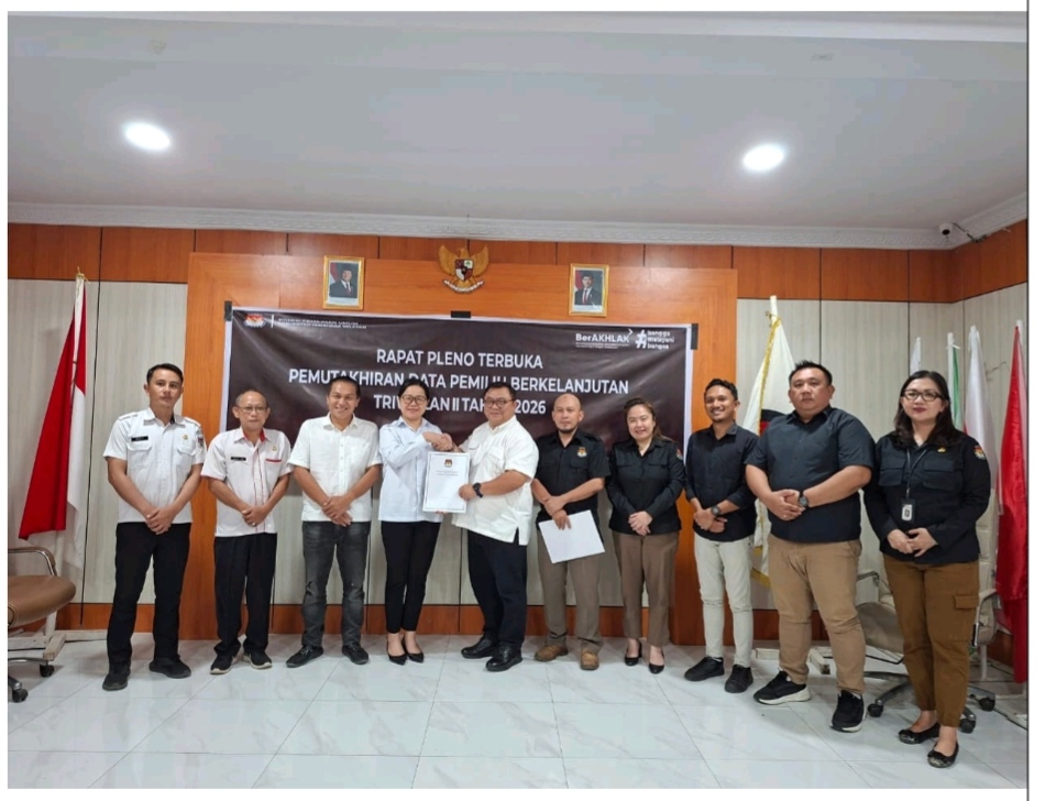 Bawaslu Minsel dan Disdukcapil Minsel berfoto bersama KPU Minsel