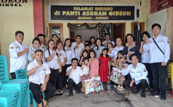 Kegiatan Bawaslu Kabupaten Minahasa Selatan bersama anak-anak Panti Asuhan Gideon dalam kunjungan sosial dan berbagi kasih.