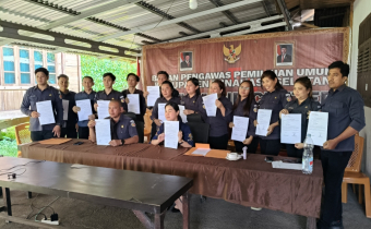 Jajaran Bawaslu Kabupaten Minahasa Selatan mengikuti kegiatan penandatanganan Pakta Integritas dan Perjanjian Kinerja Tahun 2026 secara daring melalui Zoom di ruang kantor.