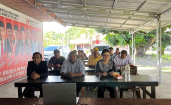 Ketua Bawaslu Minsel dan Anggota serta Perwakilan Parpol mengikuti kegiatan Diskusi Publik Penguatan Demokrasi
